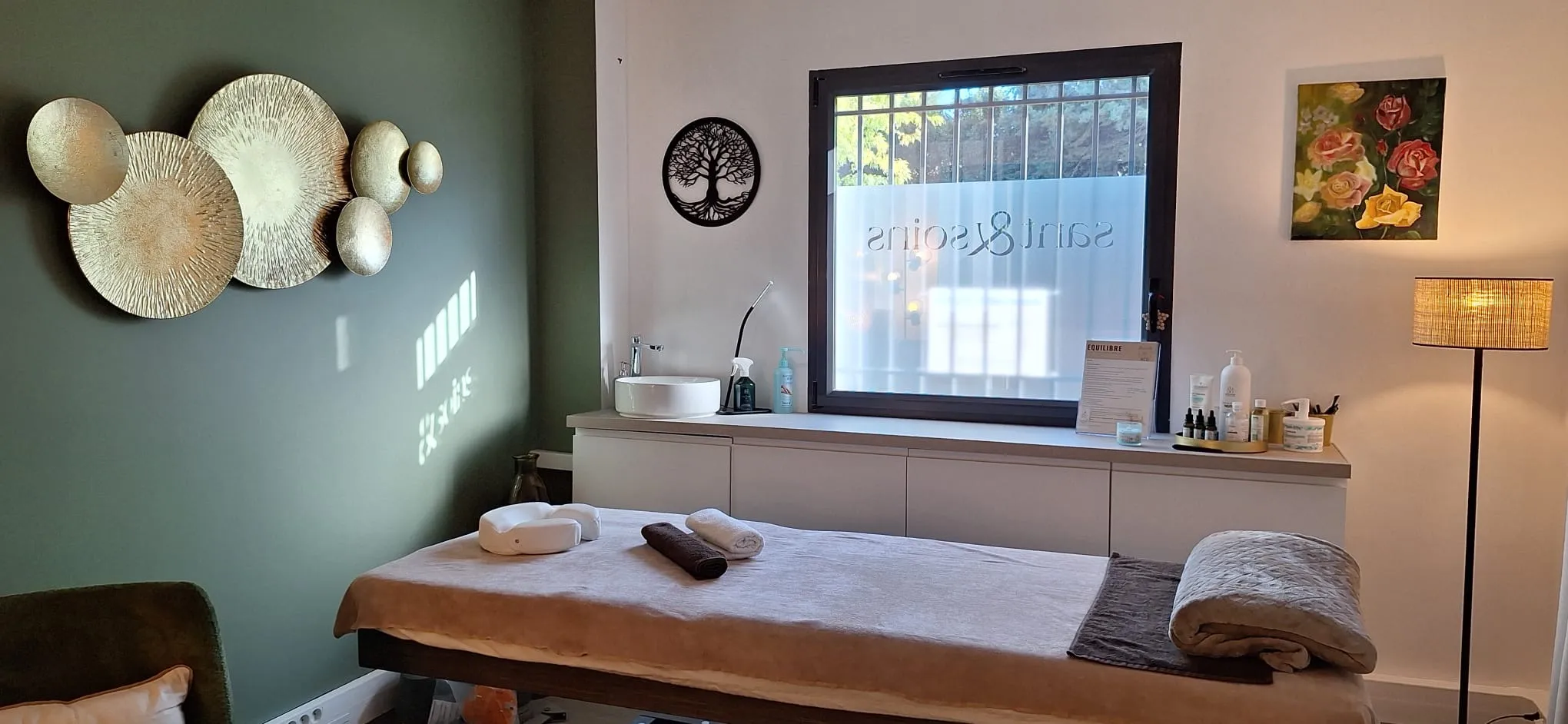 La table de massage preparee, sous la fenetre
